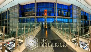 Exposición de contenedores de metal en El Corte Inglés de El Bercial