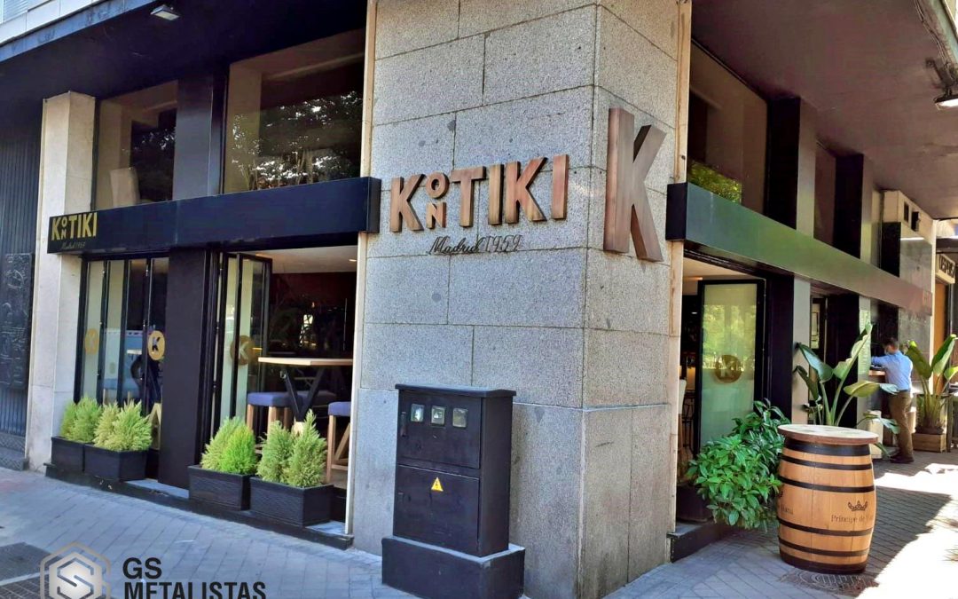 Cartelería con acabado en latonado envejecido para Kon Tiki