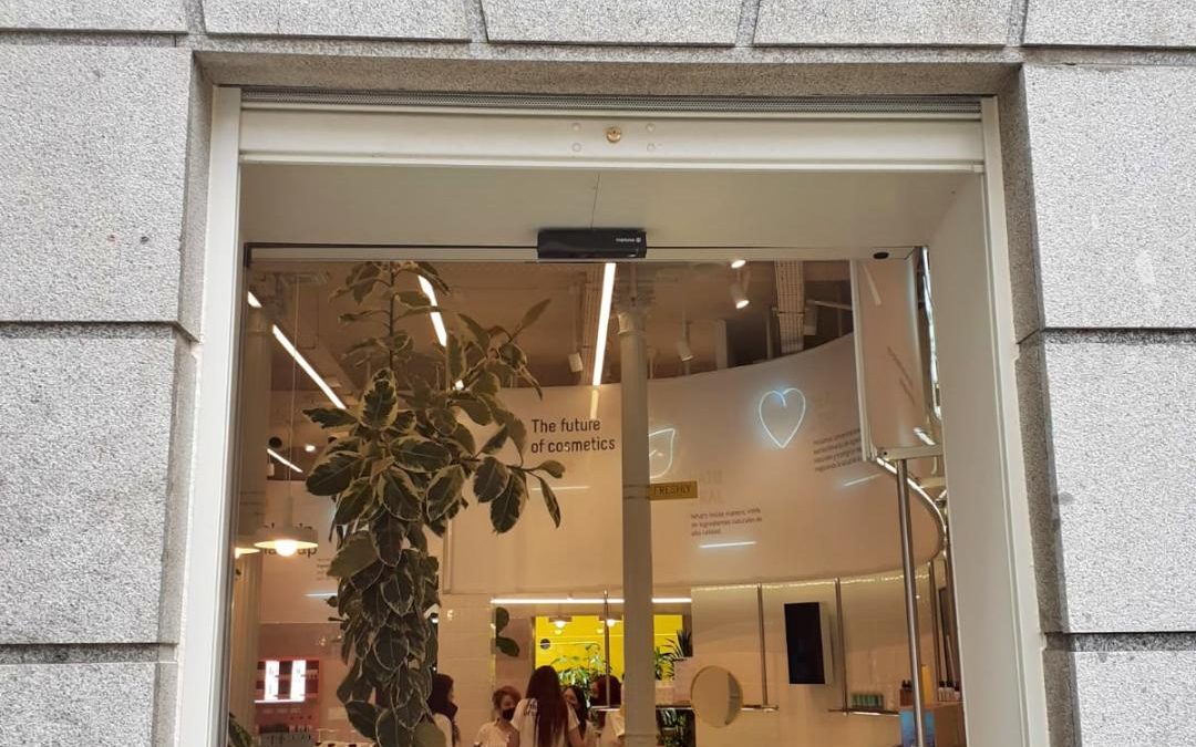 Instalación del cierre automático en la nueva tienda de Freshly Cosmetics