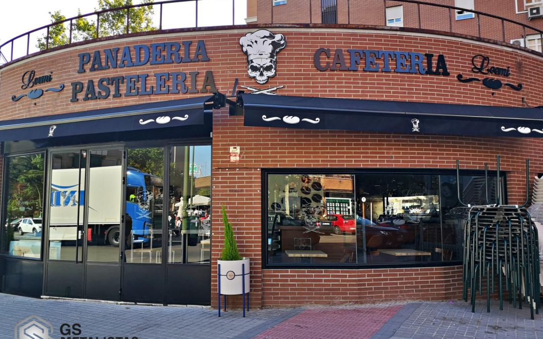 Fachada y carpintería metálica de la nueva tienda de Loemi en Móstoles